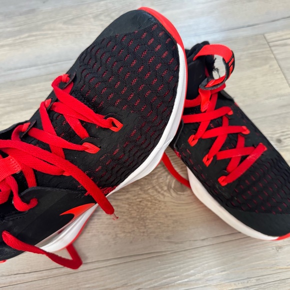 Nike Black and Red Running Sneakers 8.5 - Picture 5 of 6